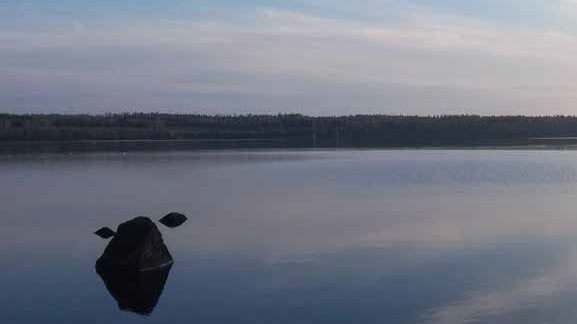 A beautiful picture of a lake.