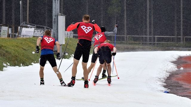 Miehiä hiihtää kesällä lyhyet trikoot jalassa.