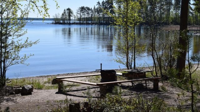 Kaunis rantamaisema, jossa on nuotiopaikka.